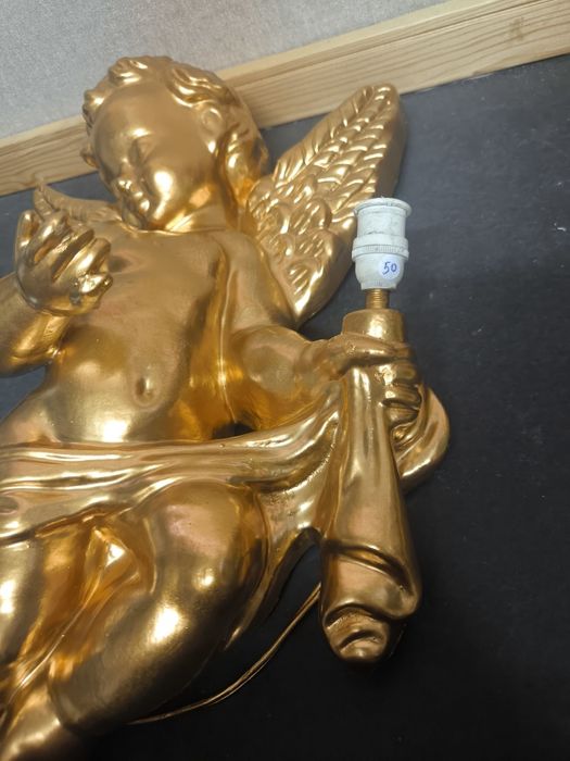 Aplique de Parede Anjo Dourado 
Dê um toque de elegância clássica e so