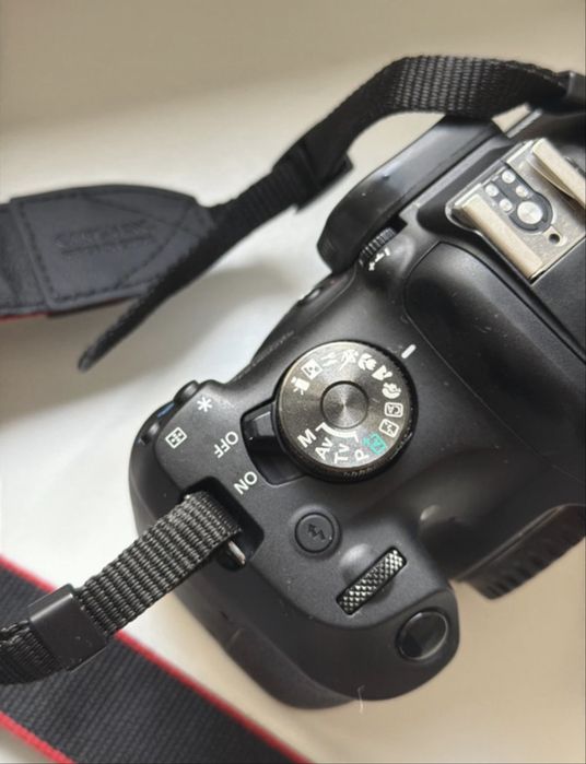 Canon EOS 2000D DSLR Camera + EF-S 18-55mm IS II Lens + Bag + Charger