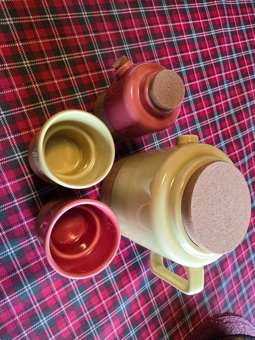 Conjunto design de bule, leiteira e 2 chávenas