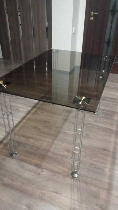 Продам стікляний стіл в ідеальному стані