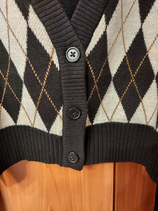 Krótki sweterek w romby marki H&M