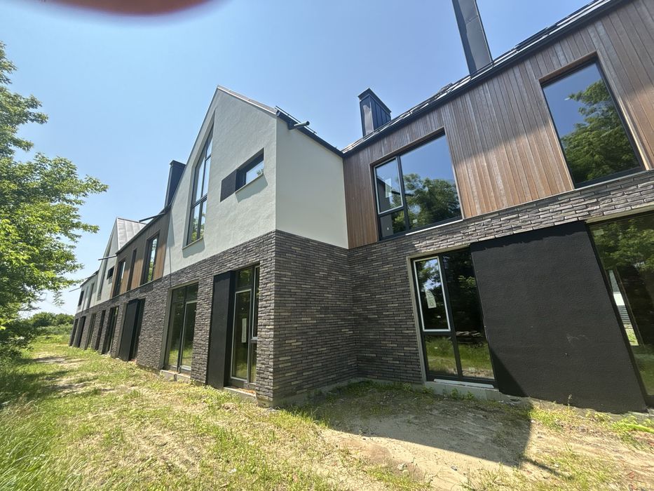 Просторий і стильний будинок у сучасному котеджному містечку