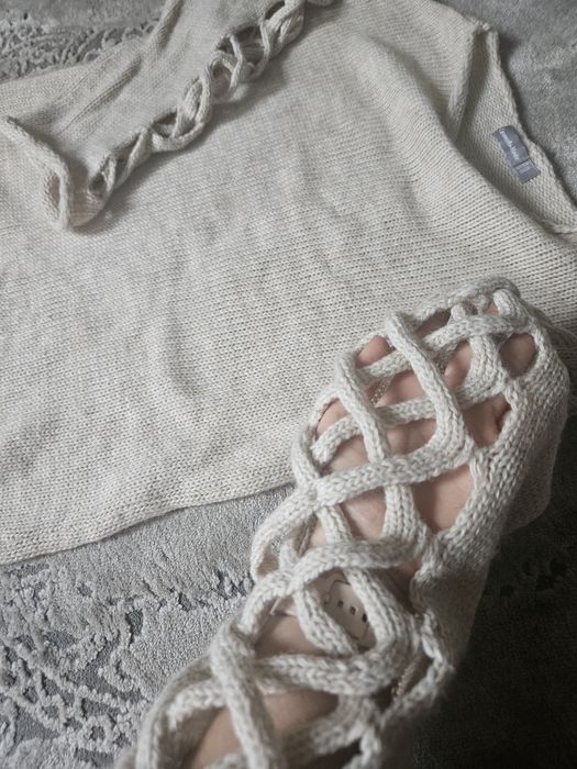 Sweter beżowy z plecionymi rękawami