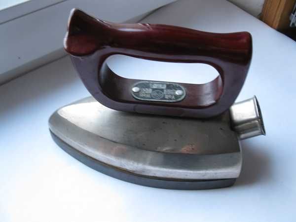 stare żelazko  z lat PRL, jako dekoracja