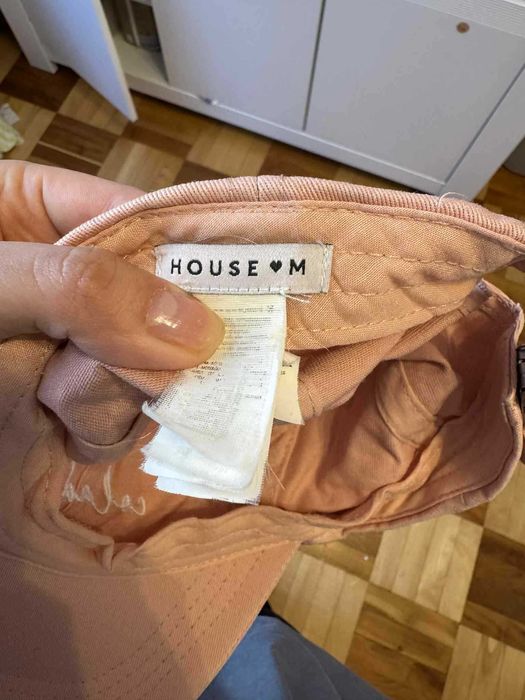 czapka z daszkiem pudrowa house M
z napisem