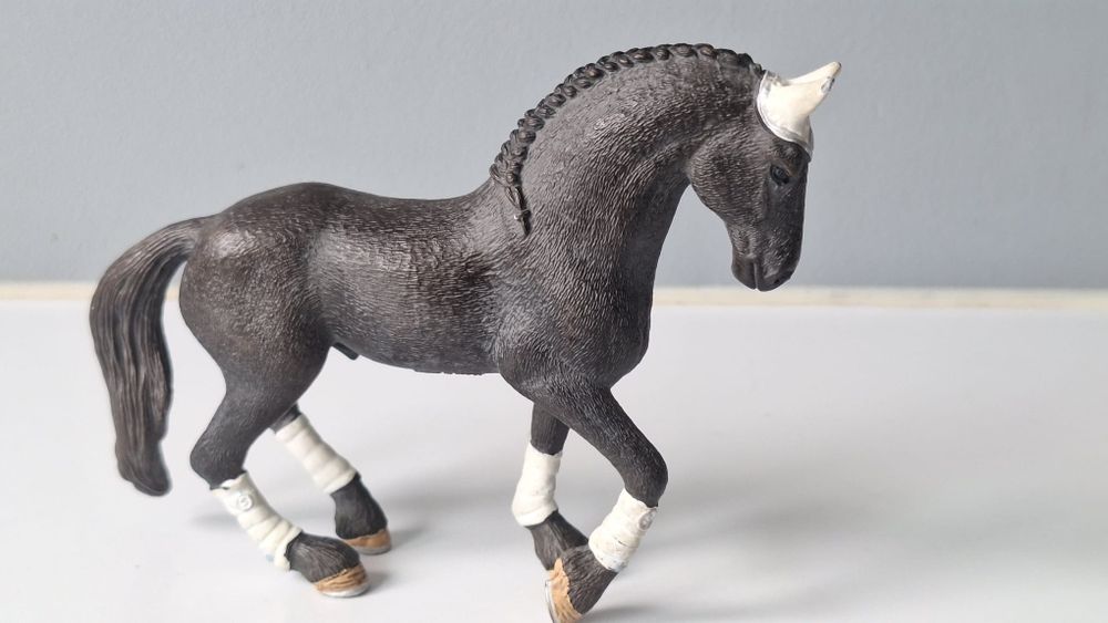 Schleich Zestaw turniejowy Koń fryzyjski