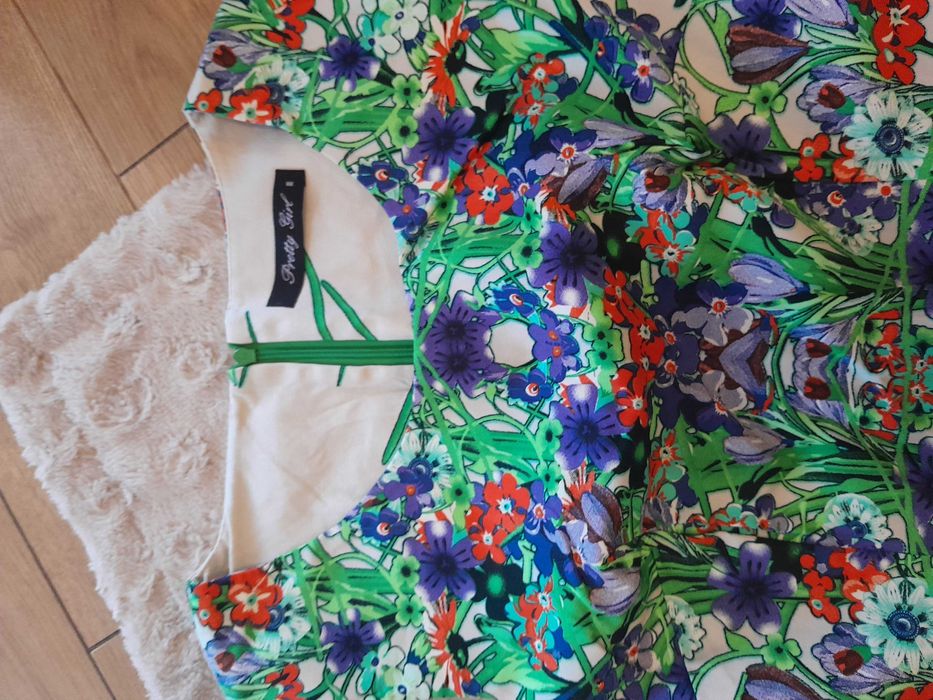 Elegancka dopasowana sukienka w kwiaty