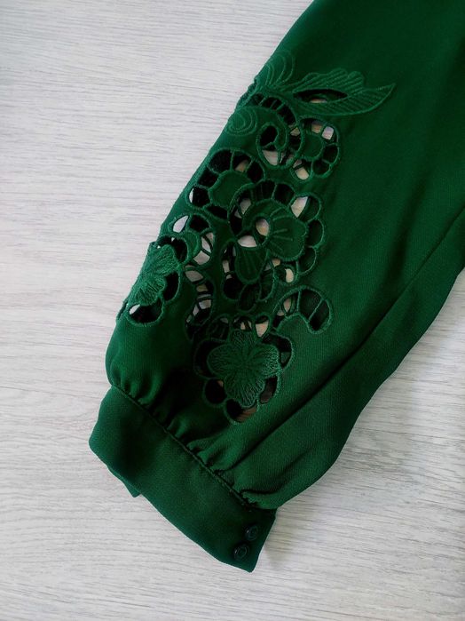 S sukienka tunika zielona z długim rękawem ozdobiona haftem angielskim