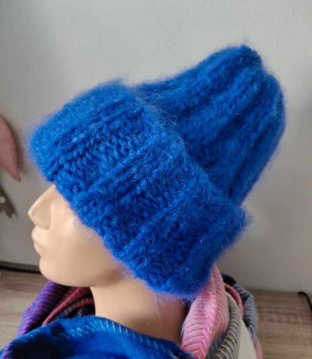 Kobaltowa czapka beanie na zimę, moher