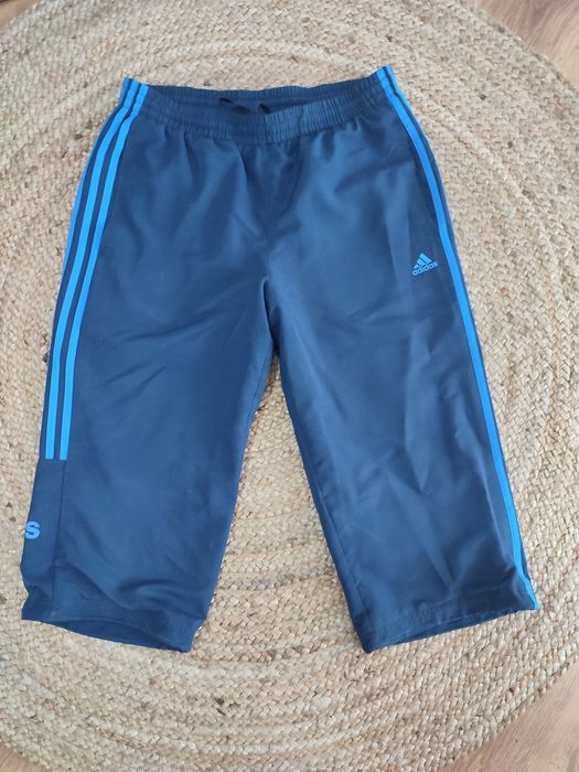 Granatowe spodnie 3/4 Adidas M  z niebieskimi paskami, klasyczne logo,