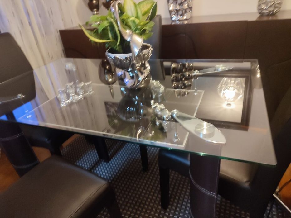 Mesa com tampo em vidro