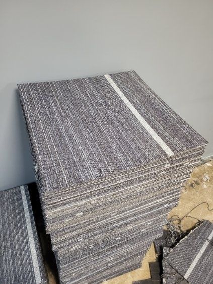 Wykładzina dywanowa w kwadratach