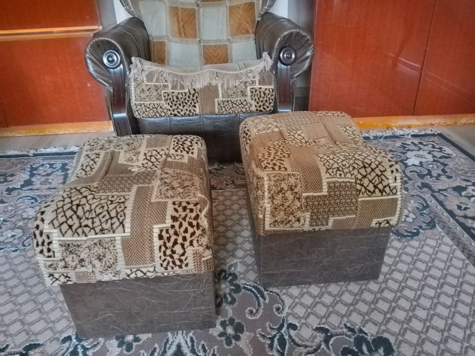 2   м'яких   пуфіка    в   гарному  стані ,  самовивіз