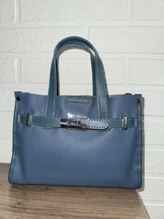 Красива шкіряна сумочка жіноча в синьому кольорі