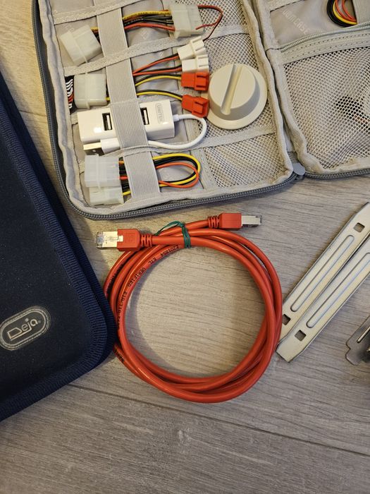 Zestaw kabli do komputera + etui na płyty CD/DVD i na kable molex