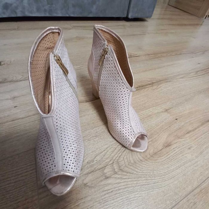 Buty na obcasie Quazi