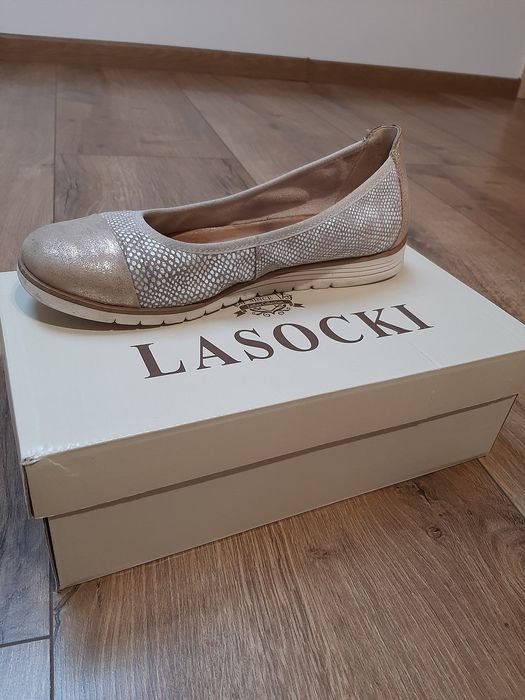 Półbotki Lasocki w złocie klasyka i elegancja z wygodą