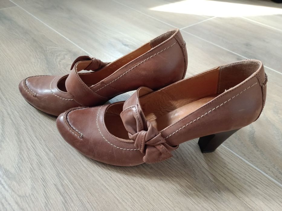 Buty, skóra naturalna.