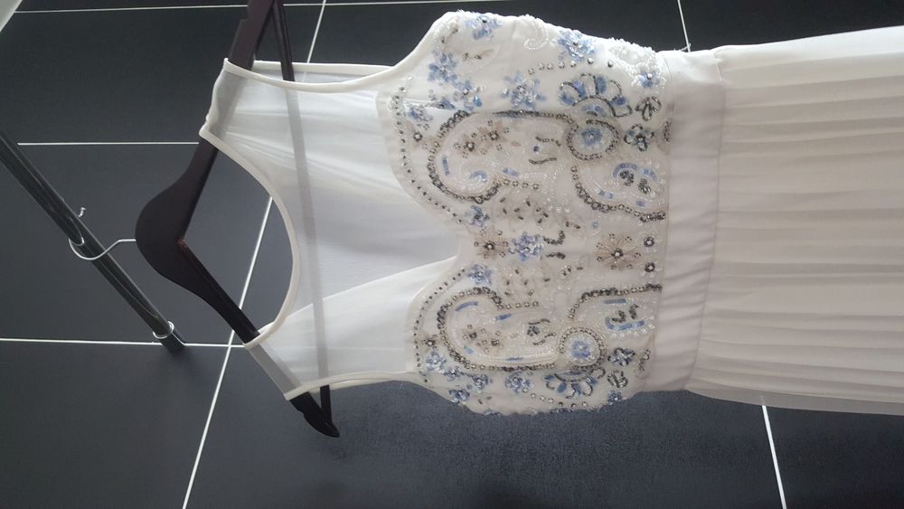 Elegancka sukienka River Island długa plisy zdobiony dekolt