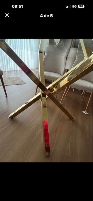 Mesa de jantar de vidro pé dourado