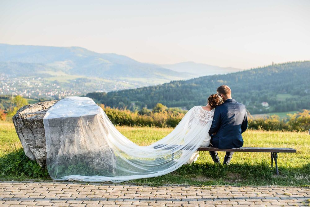 Suknia ślubna syrenka z trenem ecru, r.36 długi welon