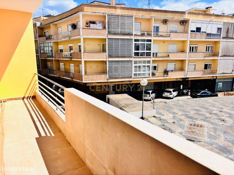 Arrendamento T2 Renovado em Almada com Varanda e Luz Natural