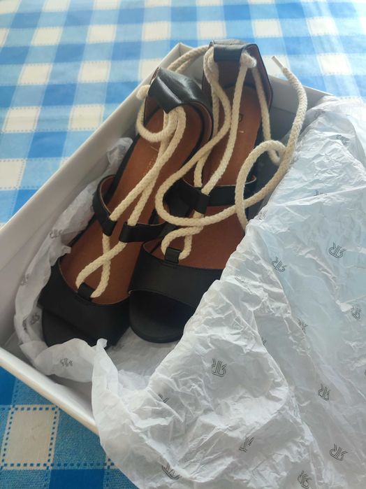 Socas e sandálias de mulher. Tamanho 38