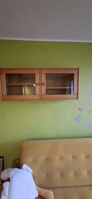 Wiszaca szafka z litego drewna , otwierane szklane drzwiczki.