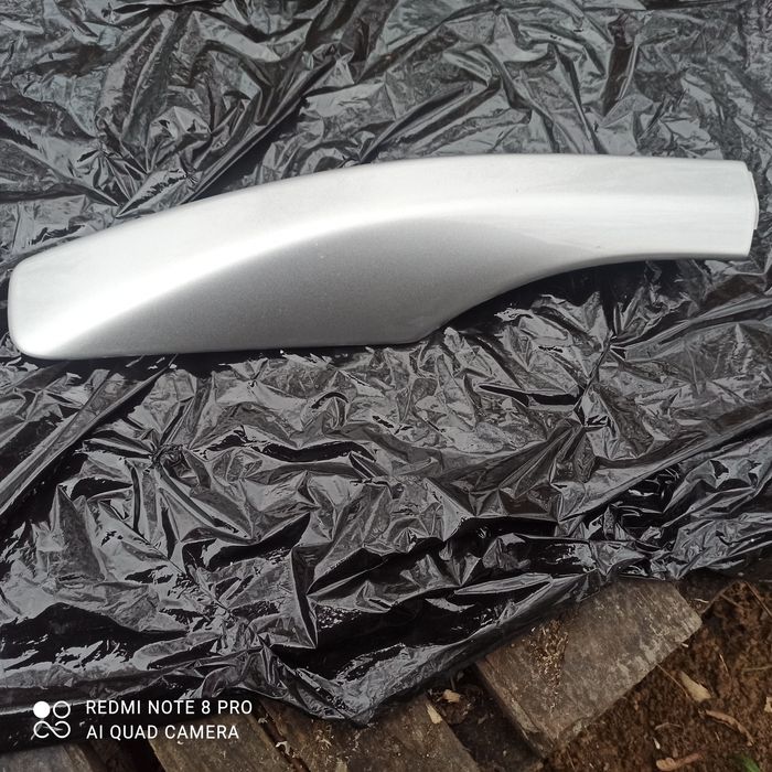 Задня права заглушка релінга тойота авенсис т 25 універсал