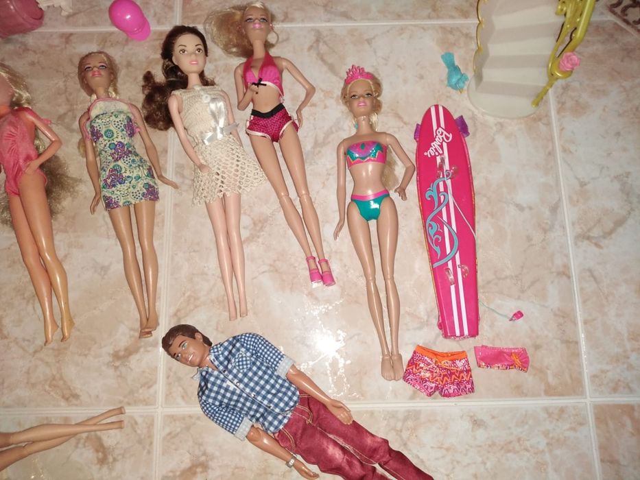 Barbies + Ken + acessórios + roupa