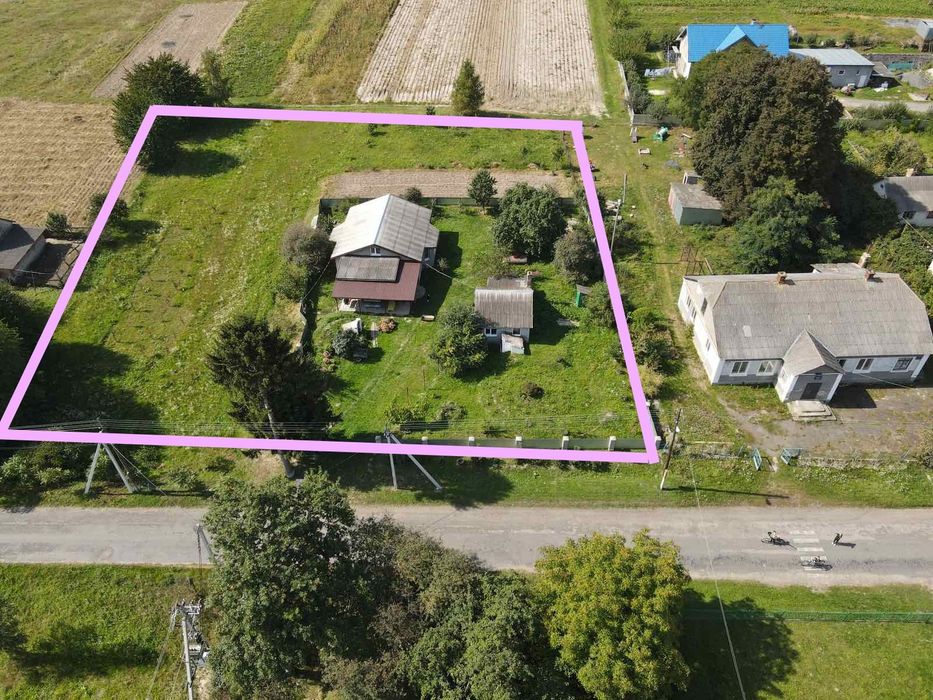 Будинок з ремонтом та меблями(є ще літній будиночок),40 сотих землі