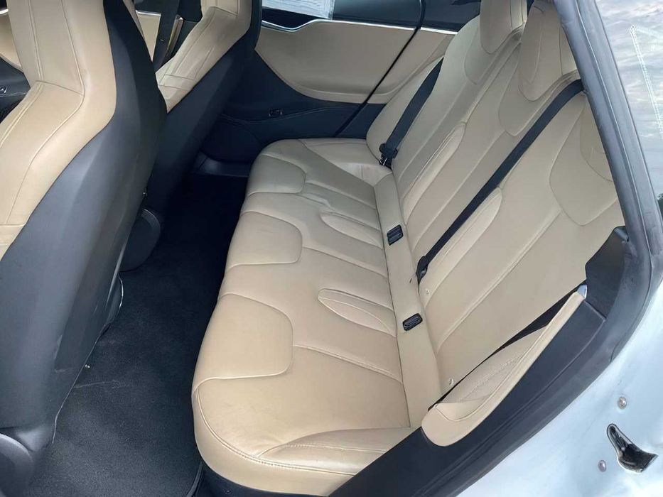 Tesla Model S P85D      2015