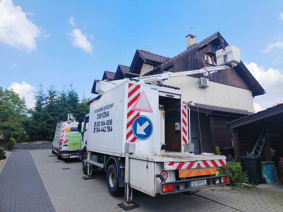 Operator zwyżki podnośnika koszowego pilarz drwal piła wycinka drzew