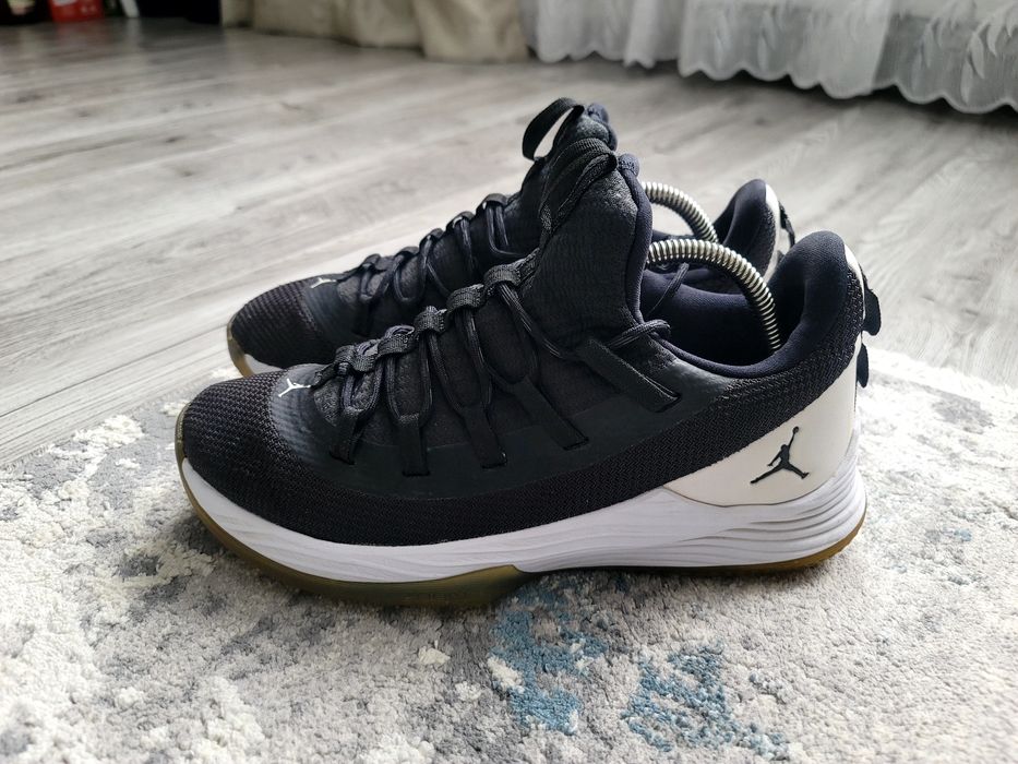 Продам фірмові кросівки Nike Jordan zoom