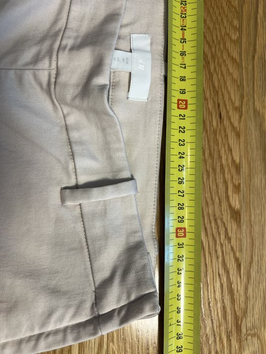kremowe spodnie H&M, czterdzieści, obcisłe, Pawł niany. Modelują figury.