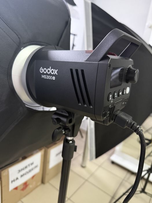 Студійний спалах Godox MS300v в ідеальному стані на гарантії є коробка