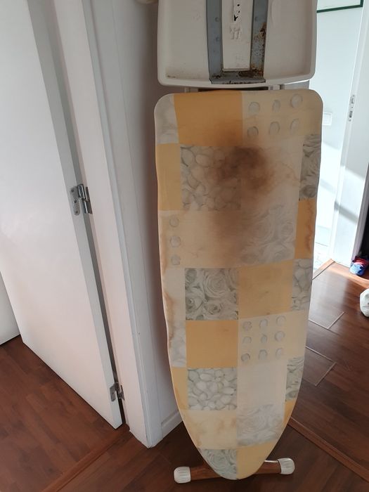 Tabua de engomar em madeira