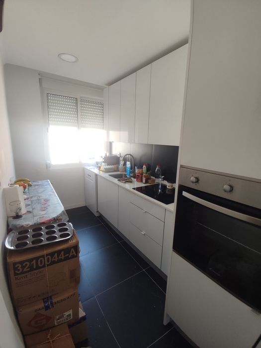 Arrendo Apartamento T2 em frente estação CP Amadora, junto à Câmara Municipal 
Av. Cardoso Lopes