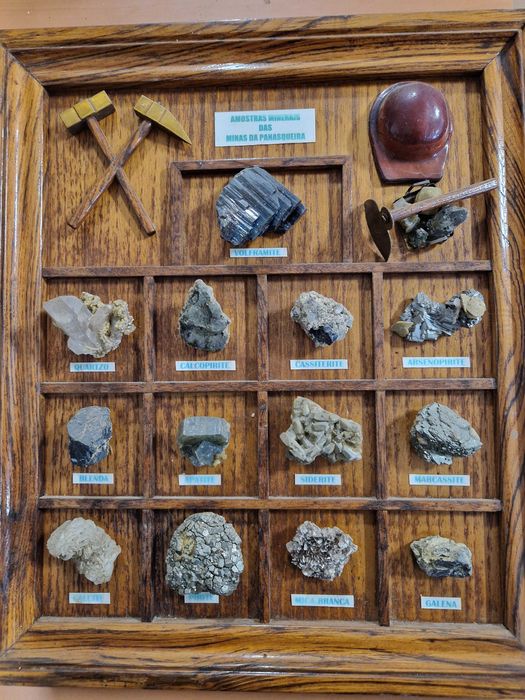 Quadro com Amostras Minerais das Minas da Panasqueira