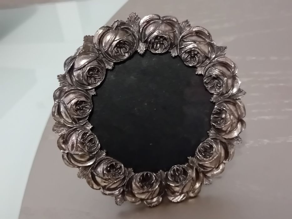 Moldura em estanho trabalho em forma de rosas