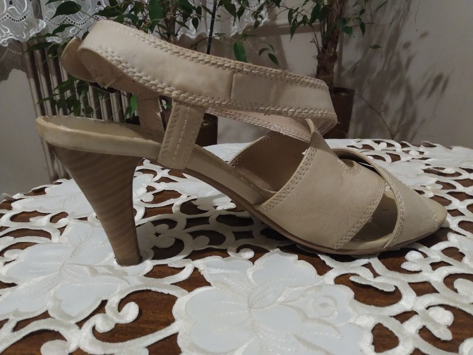 Sandałki na obcasie.