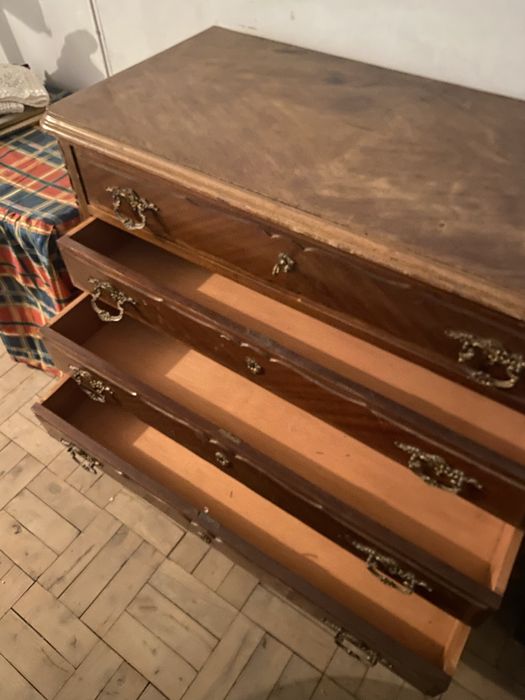 Cómoda Clássica em Madeira com 4 Gavetas