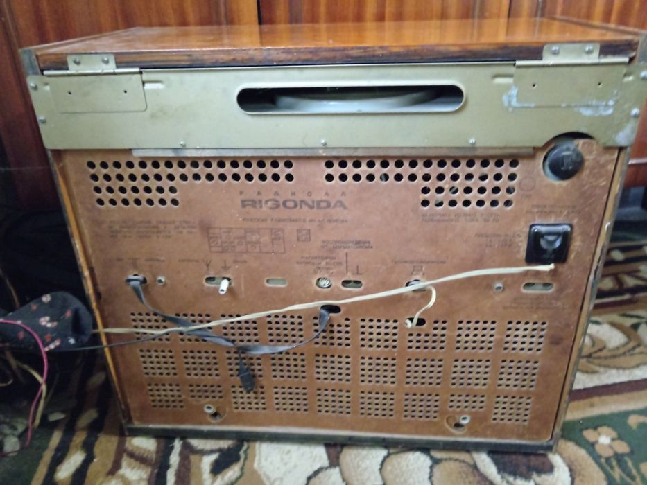 Ретро виниловый проигрыватель радиола ригонда