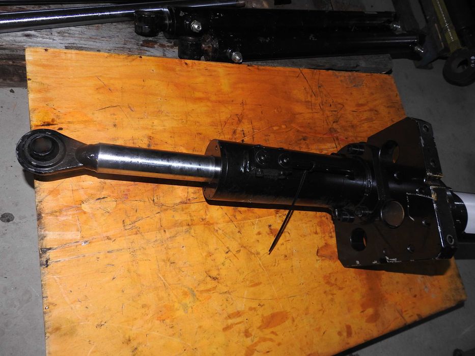 siłownik hydrauliczny dwustronny 2 tłoczyska 50mm