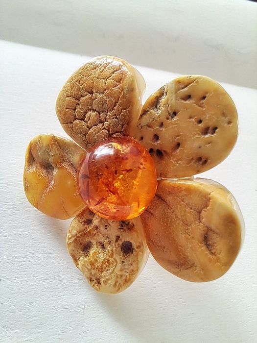 Pierścionek kwiatek wykonany z naturalnego bursztynu bałtyckiego