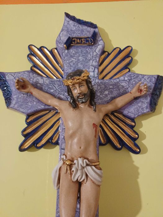 Jesus Cruxificado em Porcelana fina , pintado à mão