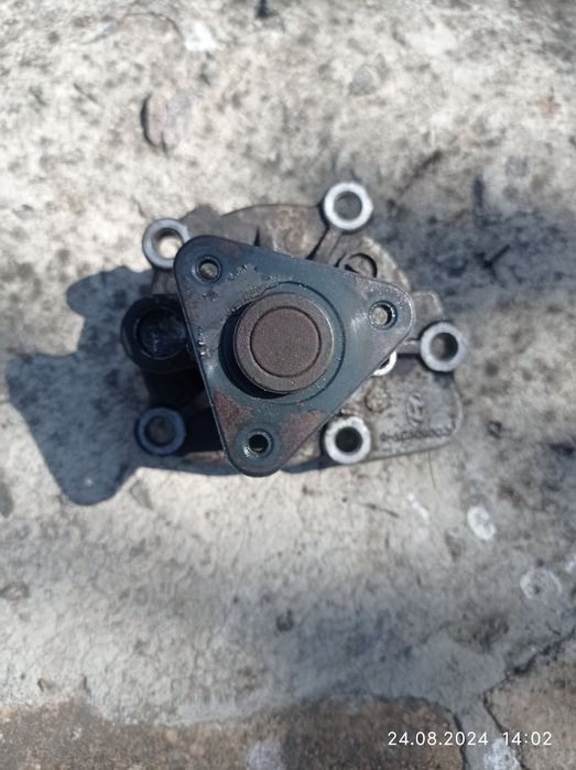 Продам помпу на Hyundai Sonata.