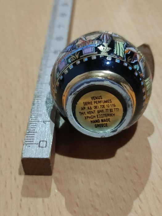 Conjunto de frascos de perfume vintage.