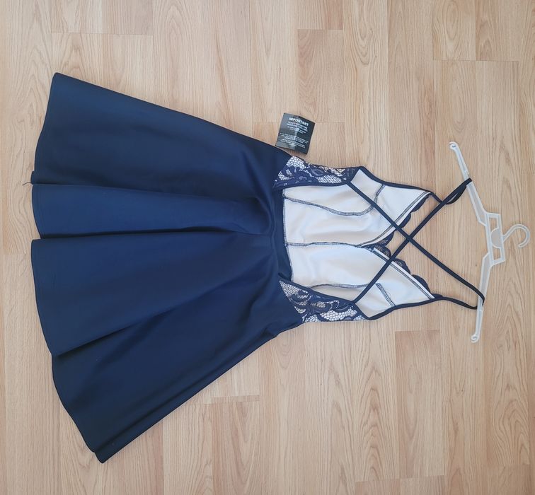 Sukienka wieczorowa elegancka odkryte plecy