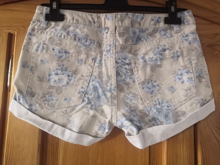 Beżowe szorty / krótkie spodenki w kwiaty (H&M, 36), shorts
